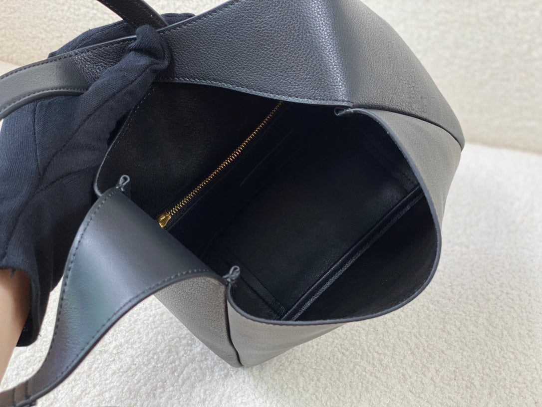 YSL Le 5 A 7 Supple Small Grained Leather Black 23 x 22 x 8.5cm