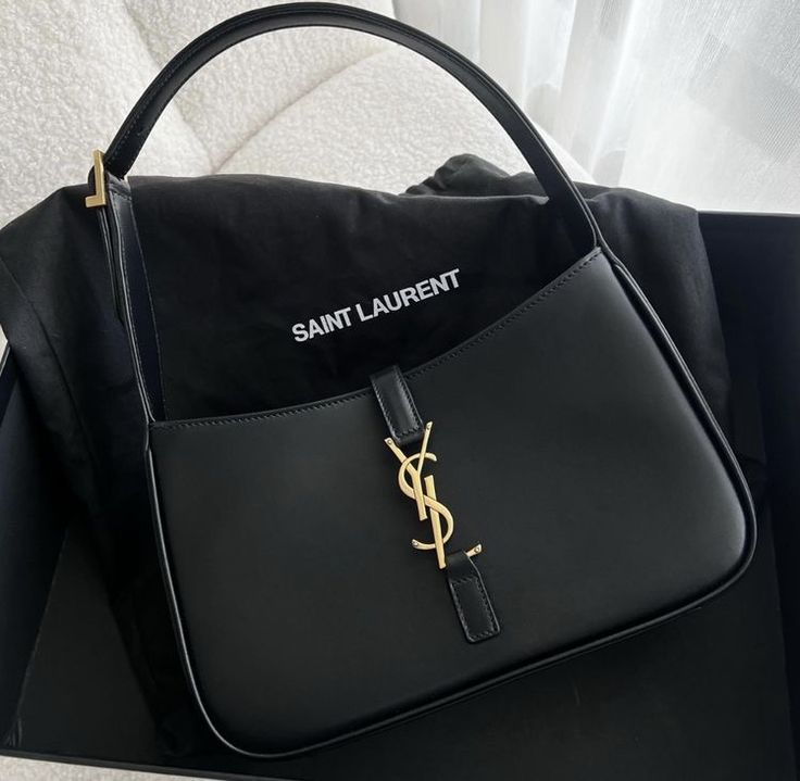 Saint Laurent Le 5 ¨¤ 7 Hobo Bag In Patent Leather - Black - Women